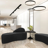 Svart loungesoffa BARACOA i en modern kontorsmiljö med ett sidobord från hjh OFFICE