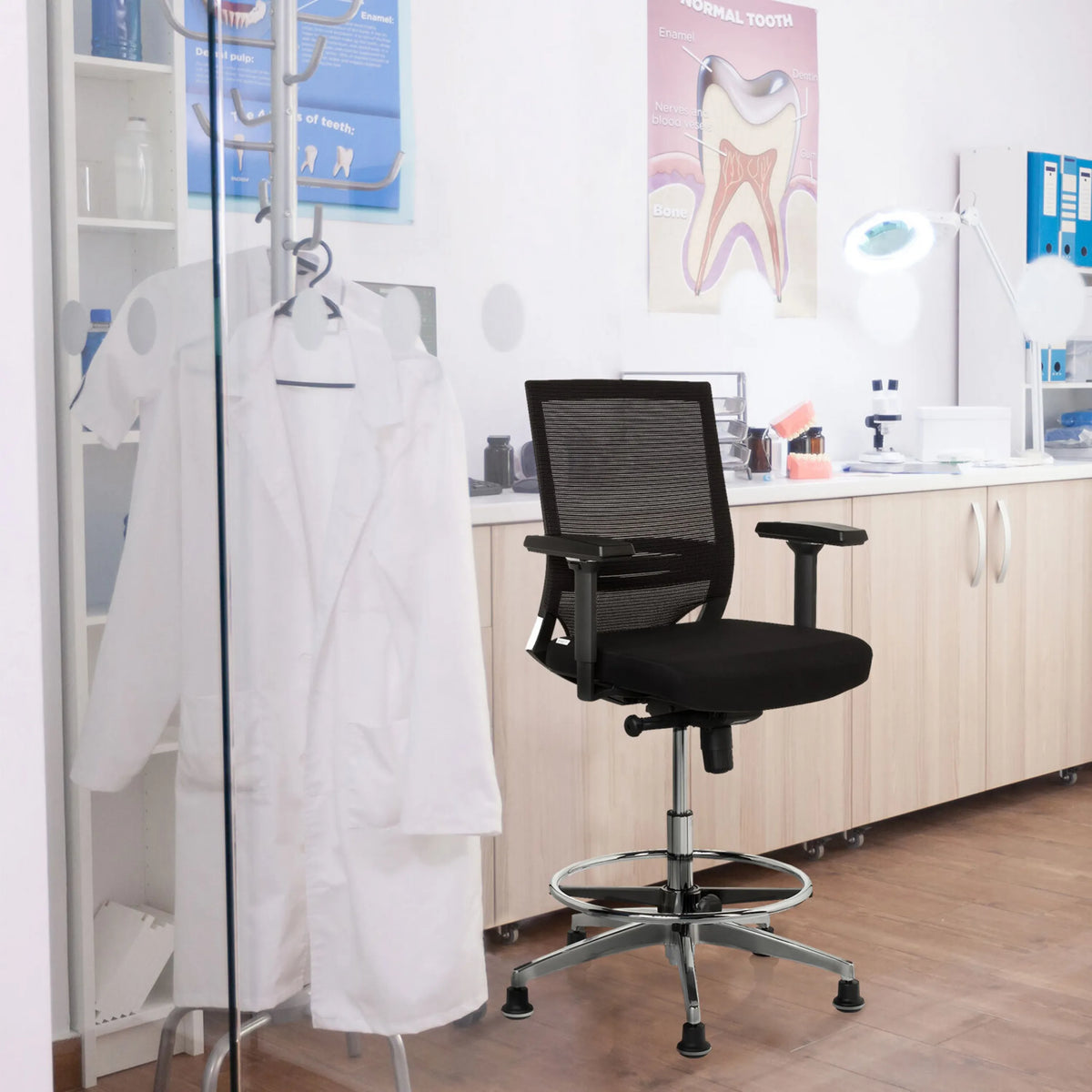Svart Bardiskstol TOP WORK 77 med nätryggstöd och fotring från hjh OFFICE