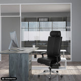 Svart läder professionell kontorsstol PRO-TEC XXL med nackstöd vid ett skrivbord från hjh OFFICE (AI-genererad bild)