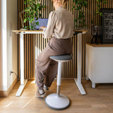 Ståstol BALANCE SIT III W i vitt och grått med rund sits och fot för hemmakontoret från hjh OFFICE