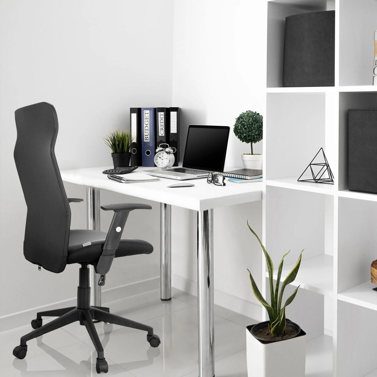 Svart Home Office kontorsstol ARTON 30 med armstöd och hjul vid ett vitt skrivbord från hjh OFFICE