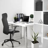 Svart Home Office kontorsstol ARTON 30 med armstöd och hjul vid ett vitt skrivbord från hjh OFFICE