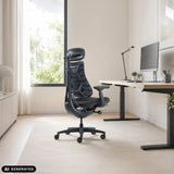 Svart High End kontorsstol LiberNovo Omni vid ett höjdjusterbart skrivbord från Libernovo (AI-genererad bild)