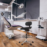Svart bardiskstol WORK MF med fotring och fem hjul i en klinikmiljö från hjh OFFICE