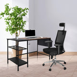 Skrivbord WORKSPACE H I i svart och brunt med två hyllplan och en svart kontorsstol från hjh OFFICE