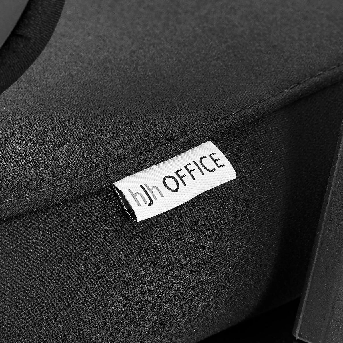 Vävd loggetikett på det svarta tygöverdraget på Professionell kontorsstol Ergomy F 2 från hjh OFFICE