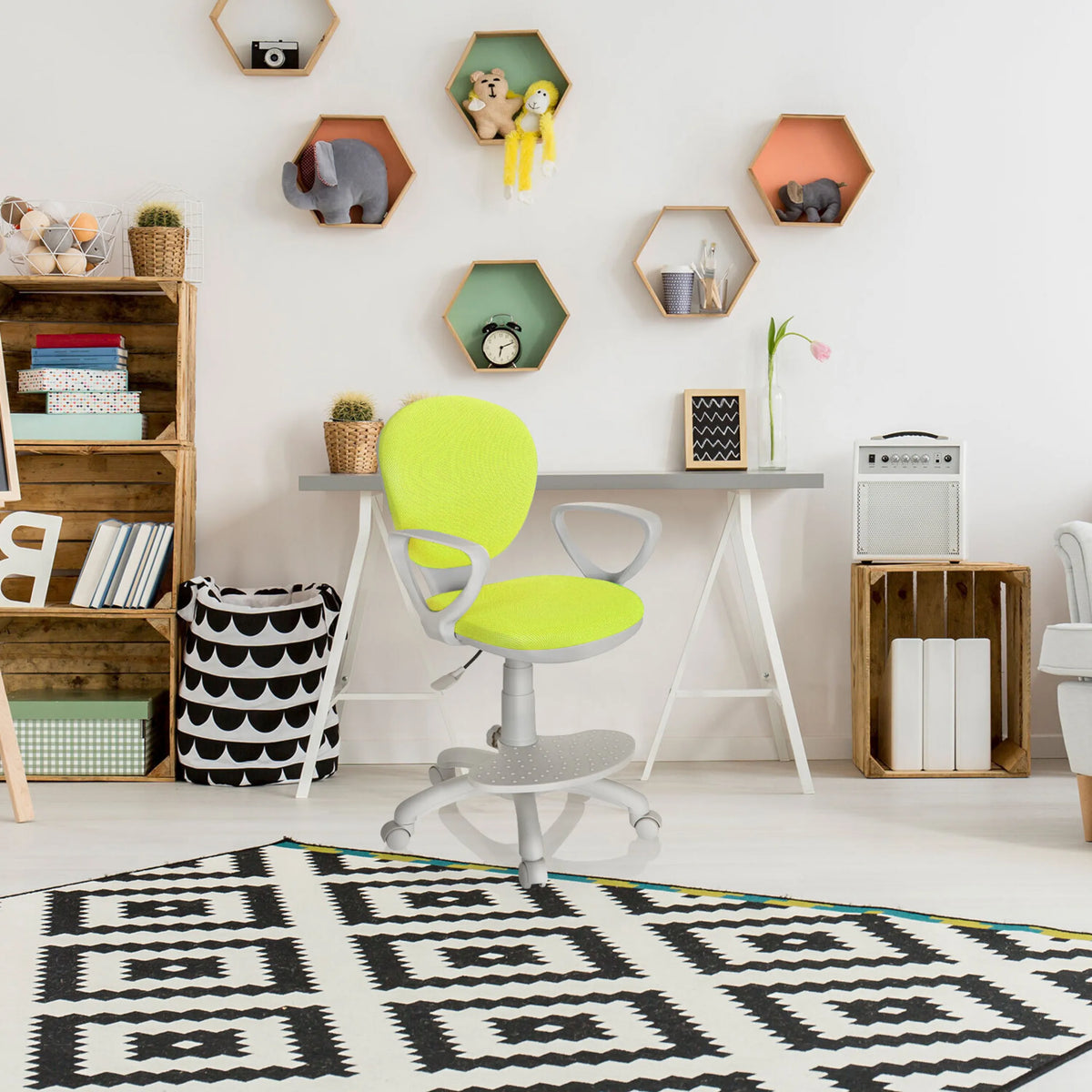 Snurrstol för barn KID COLOUR G1 i grönt och grått med armstöd och hjul i ett barnrum från hjh OFFICE