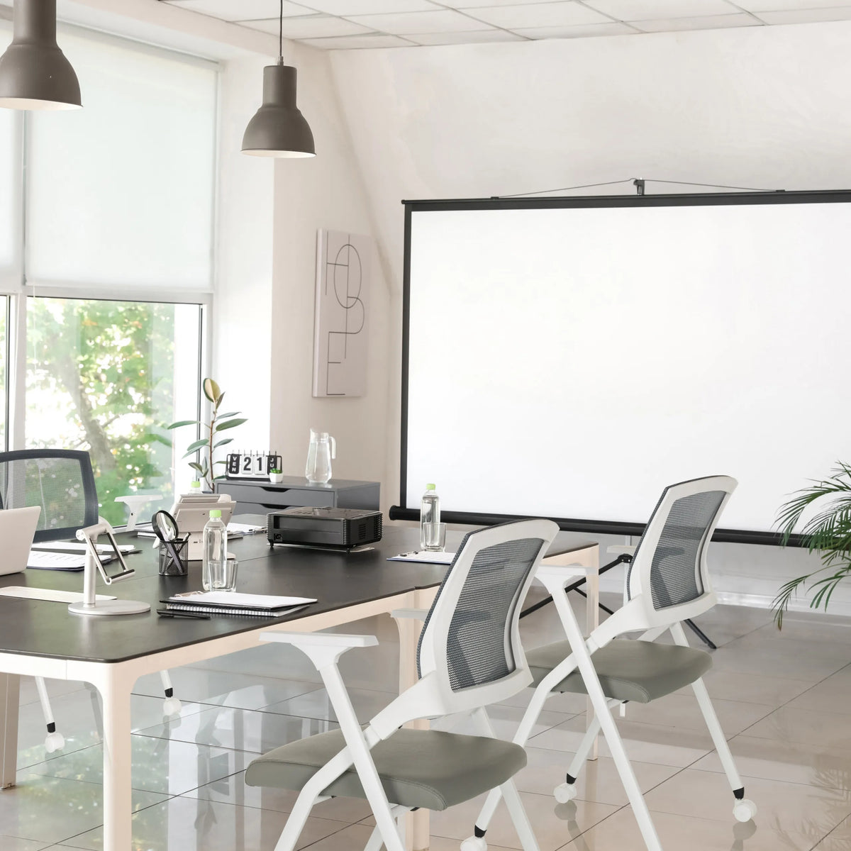 Grå hopfällbar stol PRIORITY II W PU med nätryggstöd och vit ram från hjh OFFICE