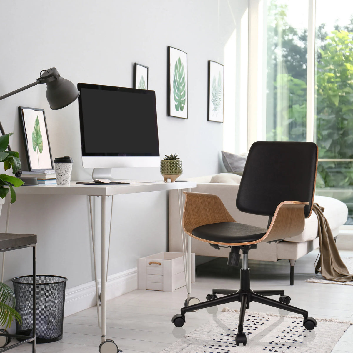 Svart Home Office kontorsstol CENCA II med armstöd i trä och hjul från hjh LIVING