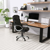 Home Office chefsfåtölj RELAX BY155 i svart med armstöd framför ett skrivbord från MyBuero