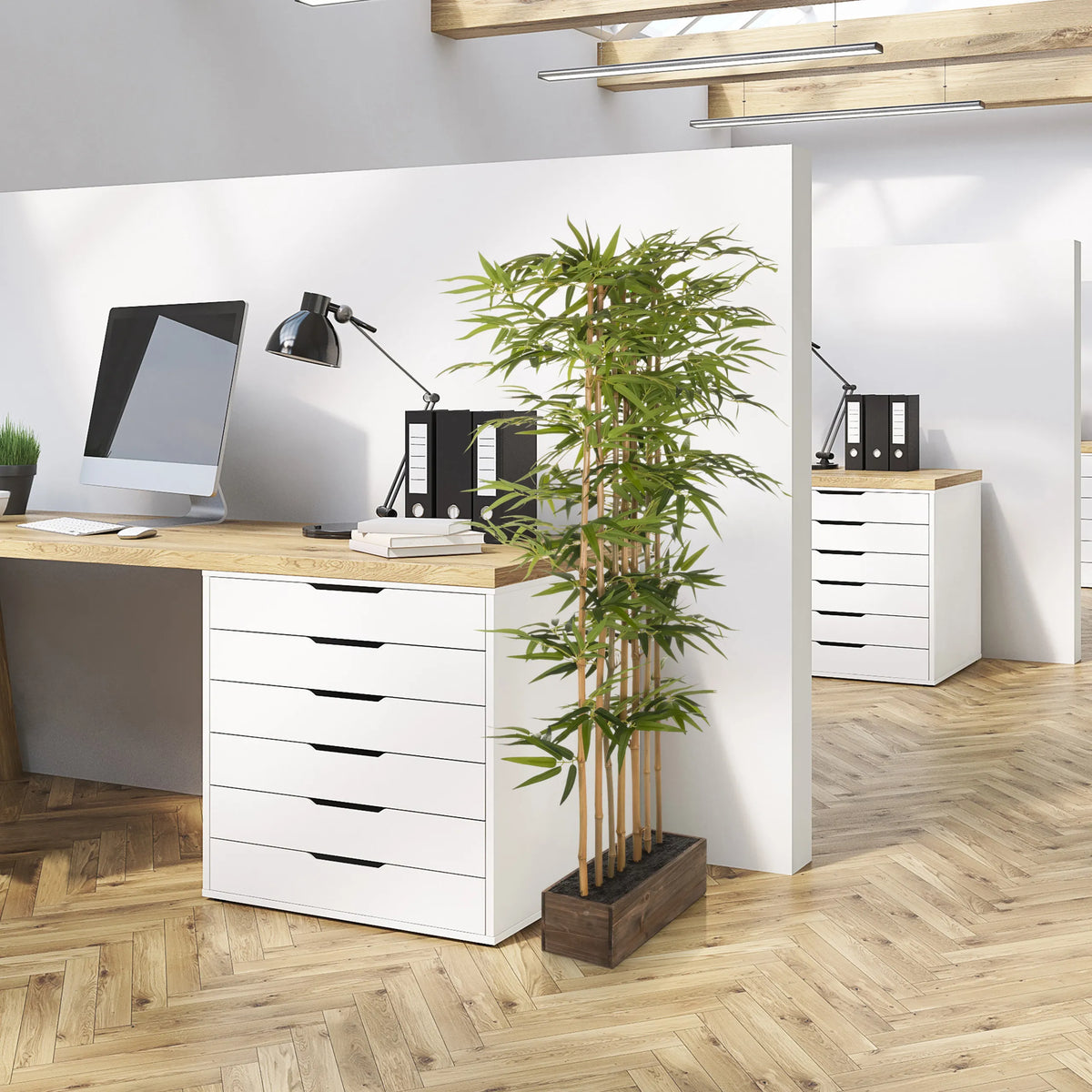 Grön konstgjord växt BAMBUS I i en mörk träkruka för kontoret från hjh OFFICE
