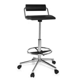Svart Svängbar stol TOP WORK 28 med fotring och femhjulig fotkorsbas från hjh OFFICE – 360-gradersvy (framifrån 20°)