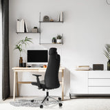 Professionell chefsfåtölj YUCANO I i svart vid ett skrivbord i ett ljust rum från hjh OFFICE
