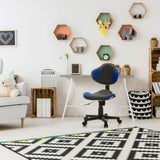 Snurrstol för barn KIDDY GTI-2 i grått och blått med hjulkors framför ett skrivbord från hjh OFFICE