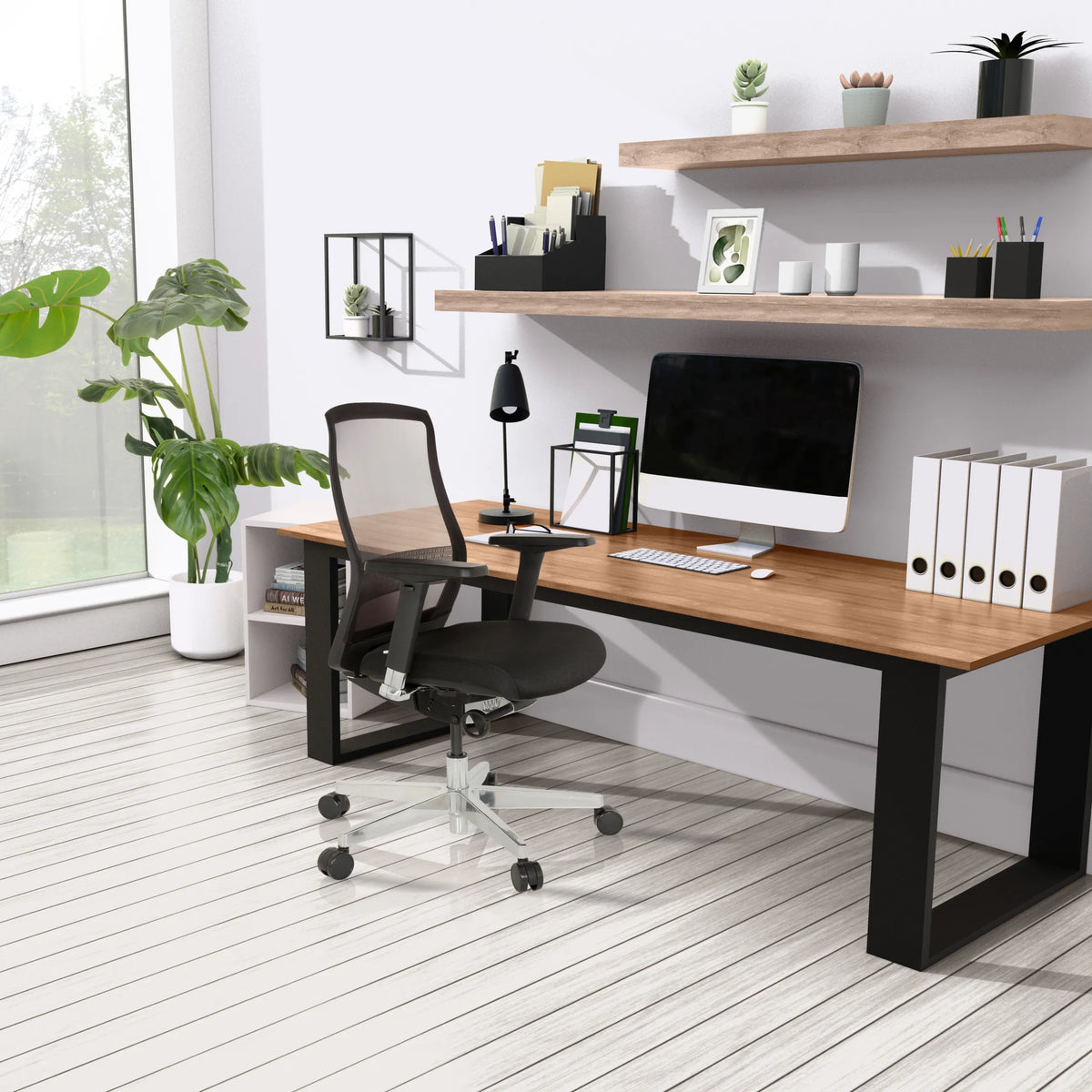 Högkvalitativ kontorsstol FOUNTAINE i svart vid ett skrivbord i ett ljust rum från hjh OFFICE