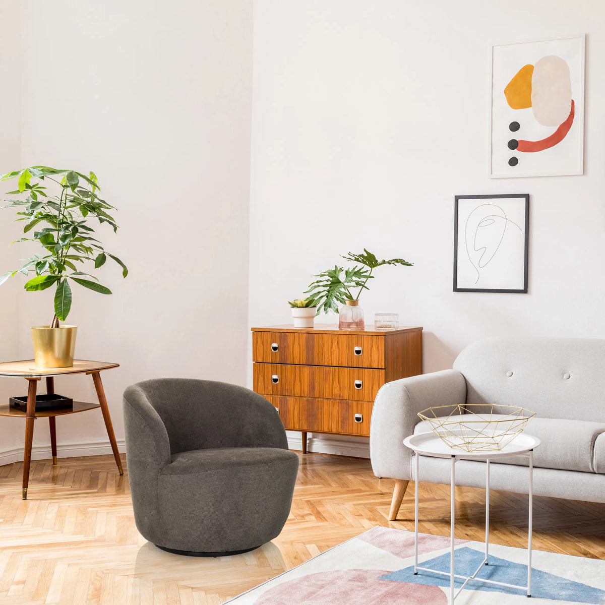 Grå BRAMWICH loungefåtölj med rundad form i ett ljust vardagsrum från hjh LIVING