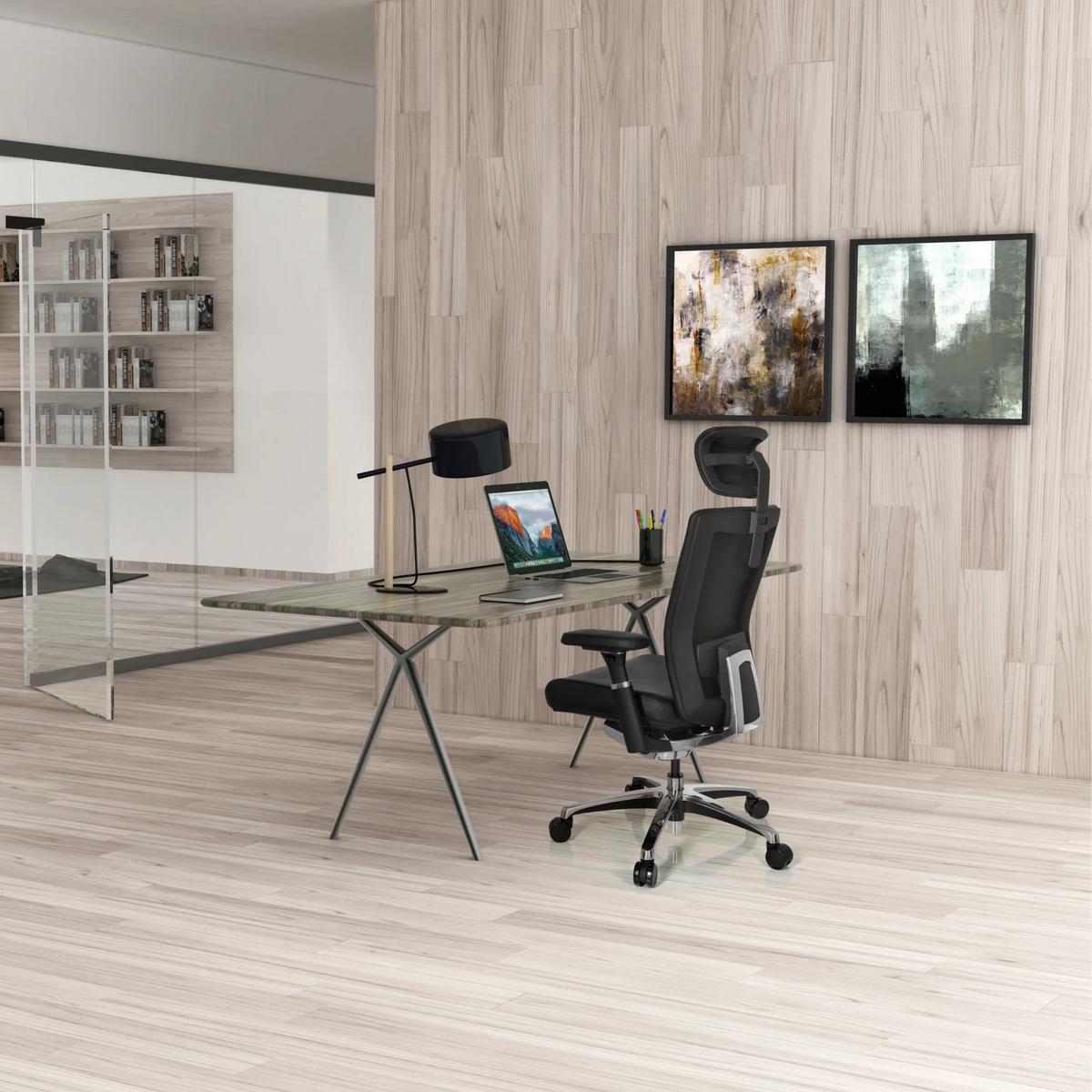 Svart professionell kontorsstol NOVA i läder vid ett skrivbord i ett modernt utformat kontor från hjh OFFICE