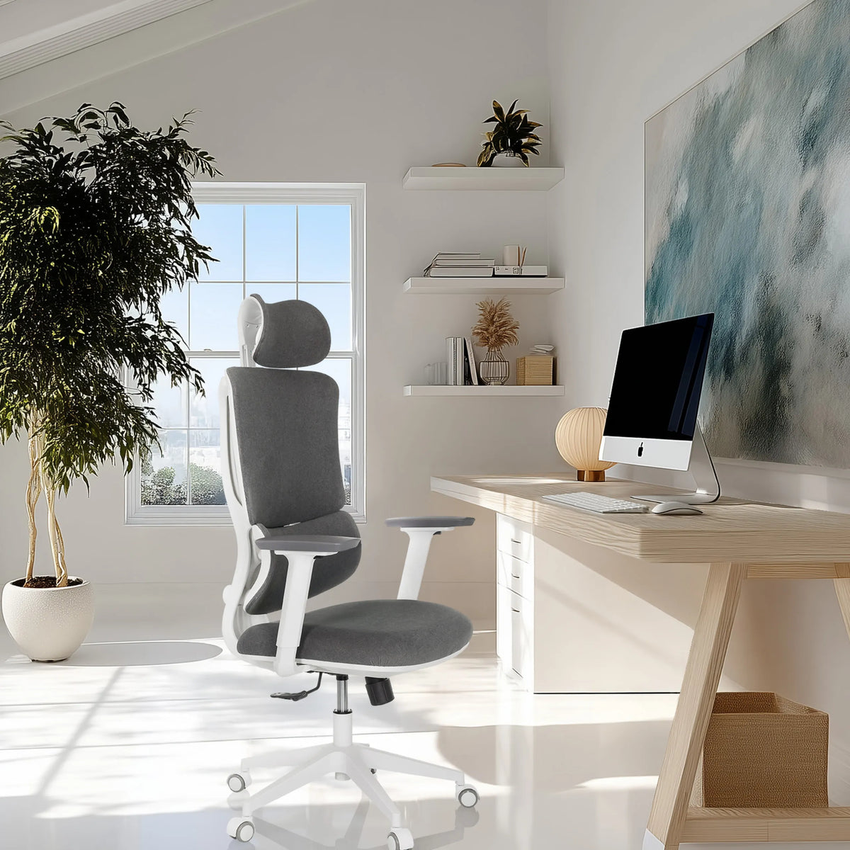Home Office kontorsstol ERGOMY WF med grått tygbeteckning och vit ram i ett ljust arbetsrum från MyBuero