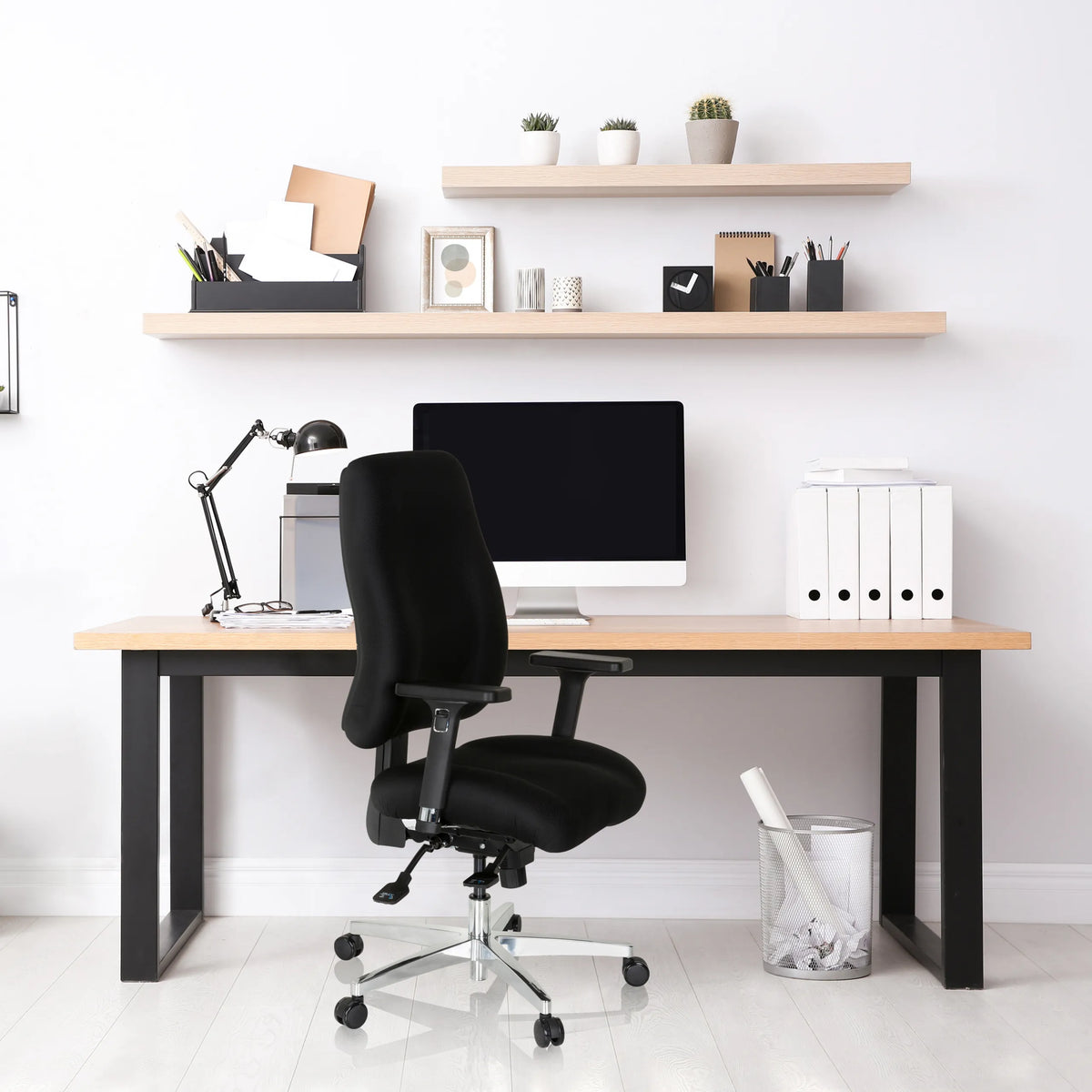 Professionell kontorsstol i svart ZENIT COMFORT vid ett skrivbord i ett ljust arbetsrum från hjh OFFICE