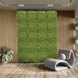 Grön växtmatta LEAFLUXE 3 som vertikal växtvägg framför en ribbvägg i trä från hjh LIVING
