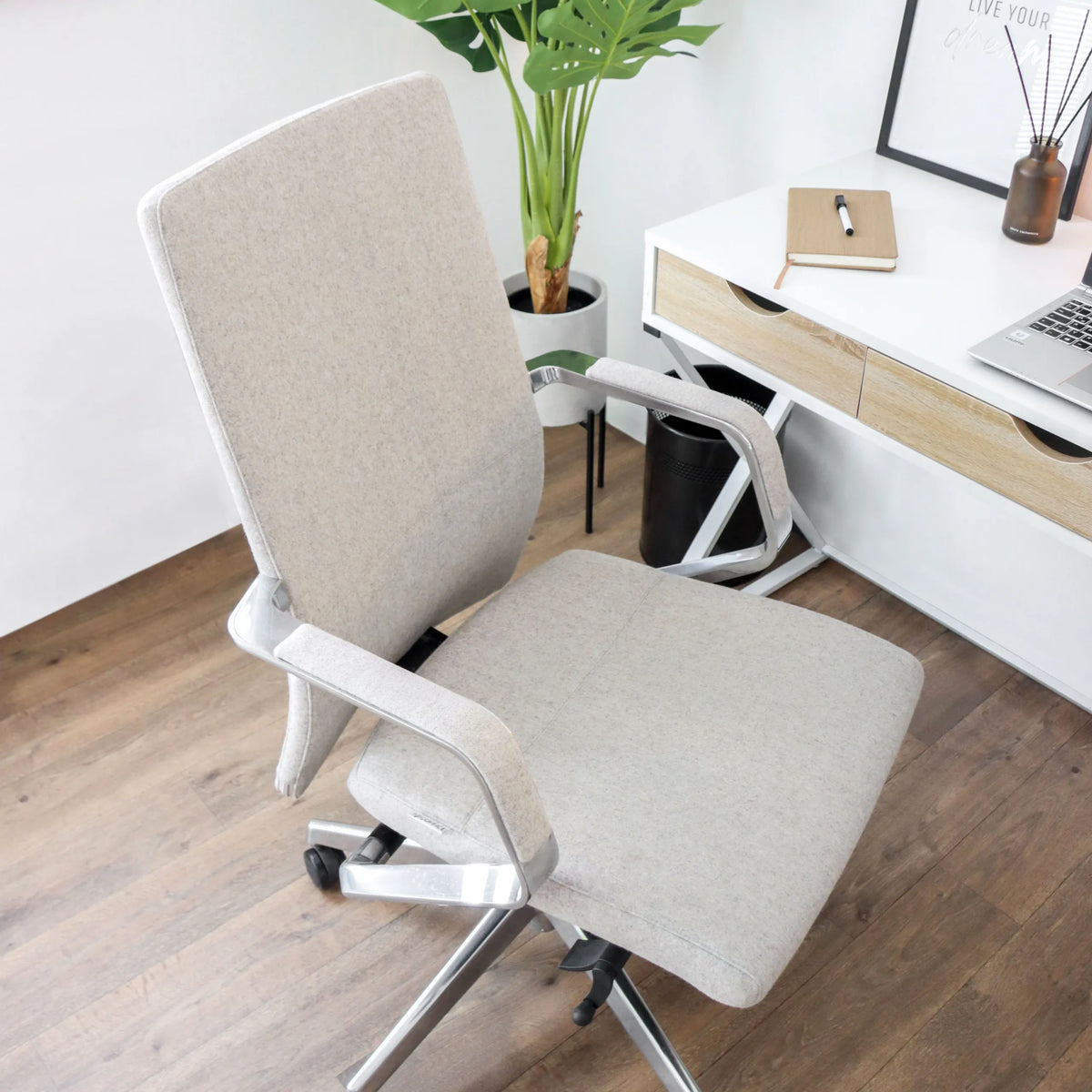Beige professionell kontorsstol BESSONA med armstöd och aluminiumfot framför ett vitt skrivbord från hjh OFFICE