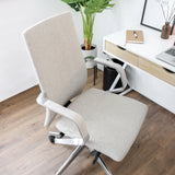 Beige professionell kontorsstol BESSONA med armstöd och aluminiumfot framför ett vitt skrivbord från hjh OFFICE
