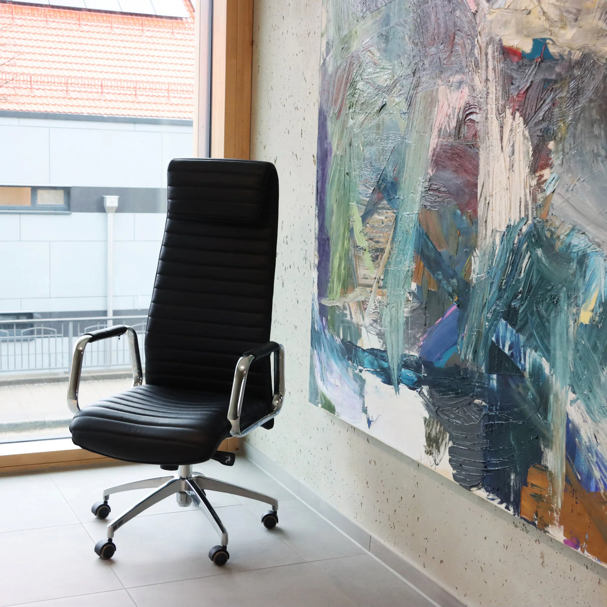 Lyxig chefsfåtölj ASPERA 20 i svart med quiltad klädsel och kromunderrede från hjh OFFICE