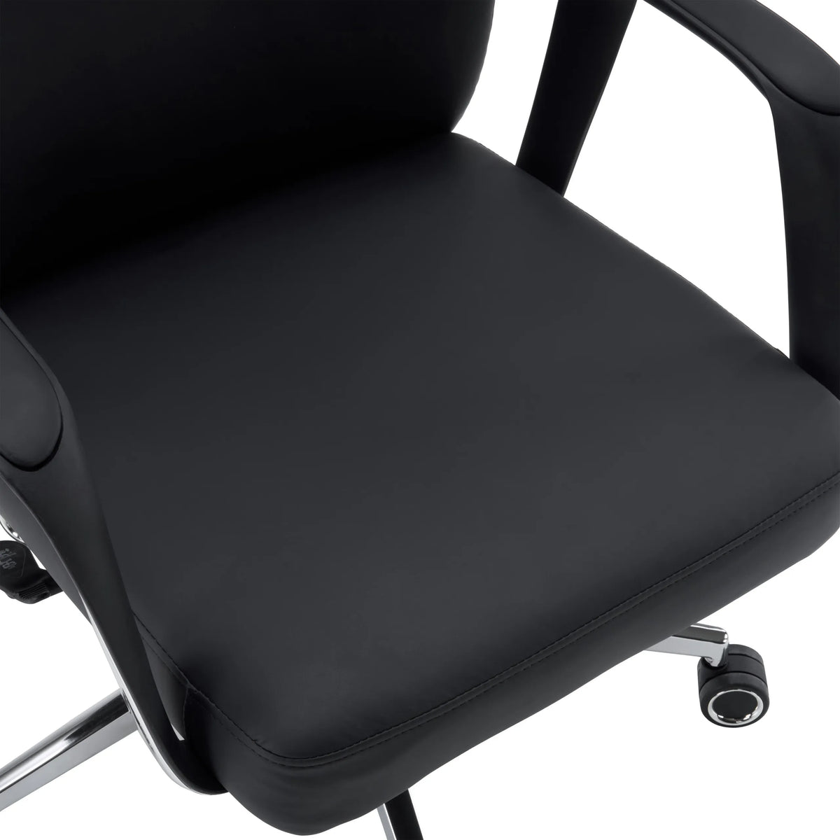 Vadderad sits på den professionella chefsfåtöljen VELVET ECO i svart med ett synligt mattahjul från hjh OFFICE