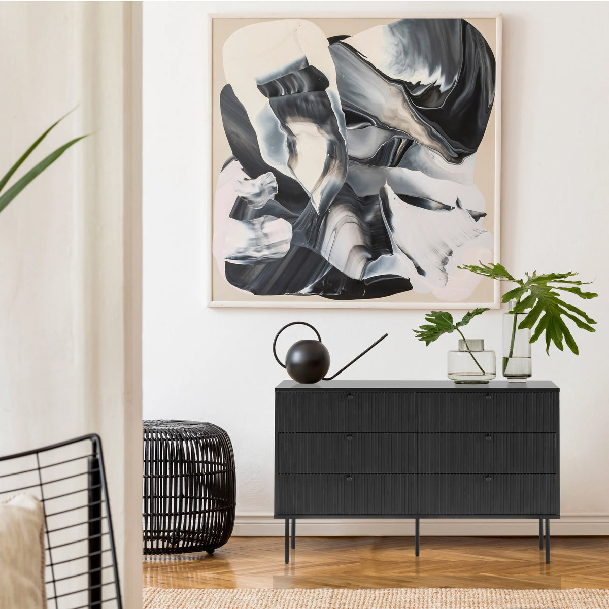 Svart sidobord KARBY S med tre lådor och smala ben från hjh LIVING