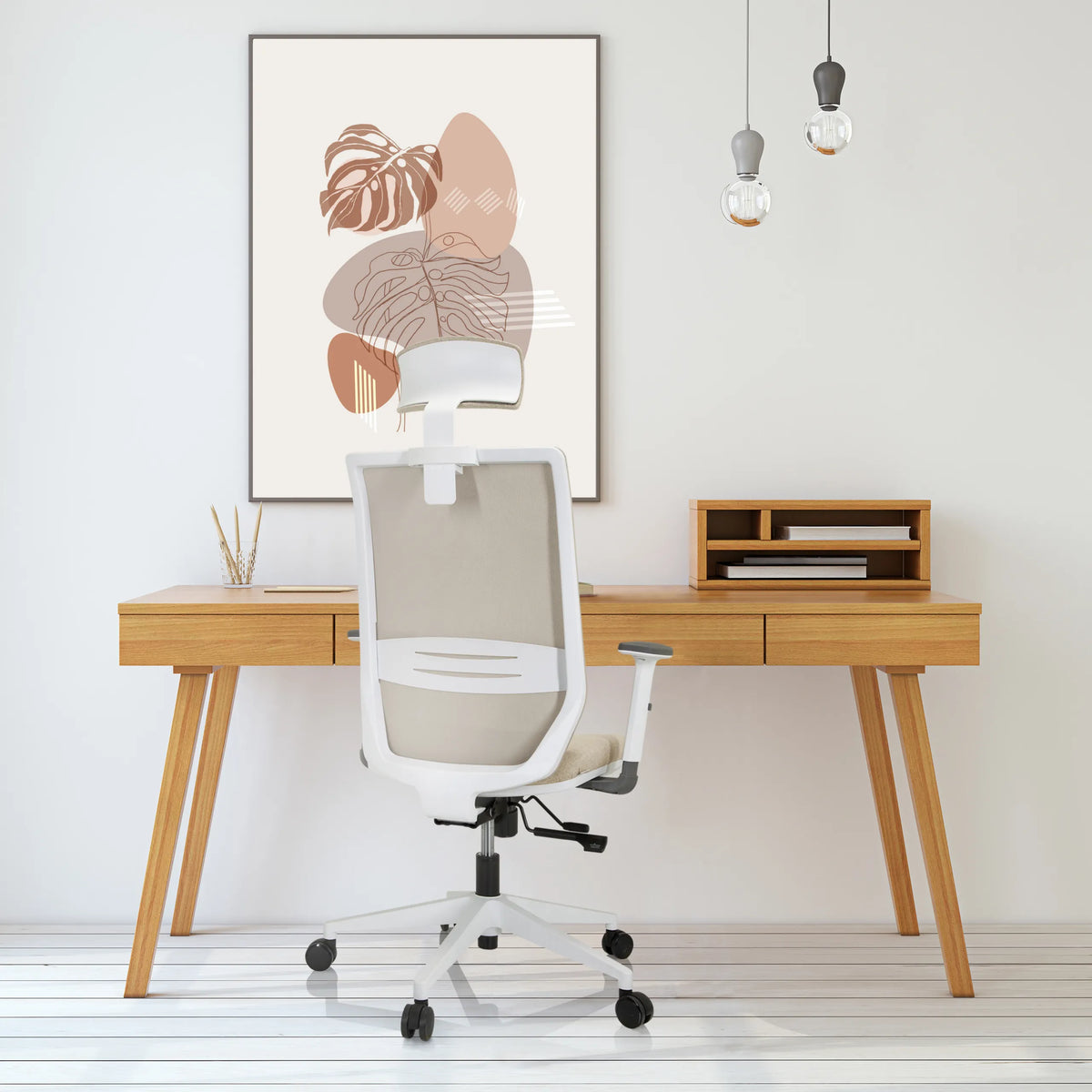 Beige Professionell kontorsstol PROFONDO PRO W med nackstöd och armstöd framför ett skrivbord från hjh OFFICE