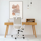 Beige Professionell kontorsstol PROFONDO PRO W med nackstöd och armstöd framför ett skrivbord från hjh OFFICE