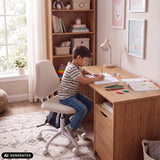 Beige Lumikid snurrstol för barn vid ett skrivbord från hjh OFFICE (AI-genererad bild)