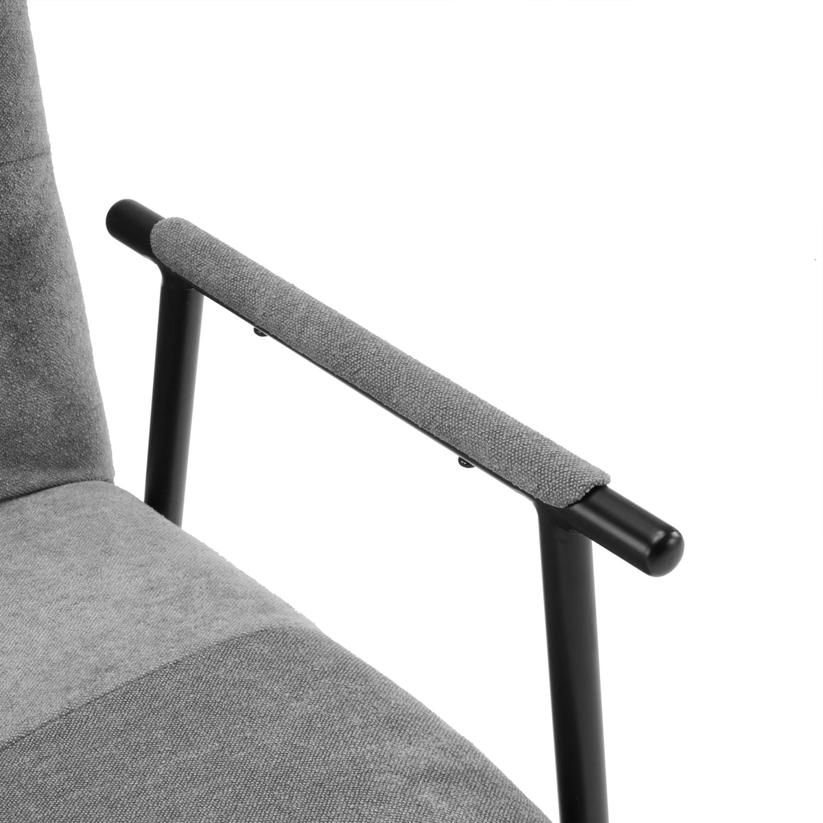 Grå tygklädsel på armstödet till den stoppade stolen Lifea Flex med svart metallstomme från hjh LIVING