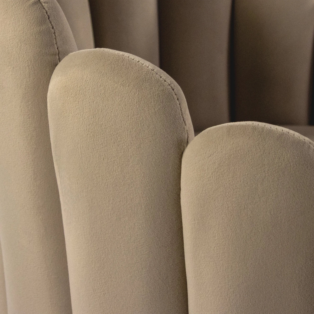 Beige tygbeklädnad med sömdetalj på matstolen SCALLORE från hjh LIVING