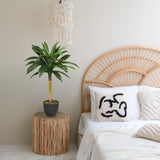 Konstgjorda växter DRACAENA I i grönt med en mörk kruka på ett sidobord från hjh OFFICE