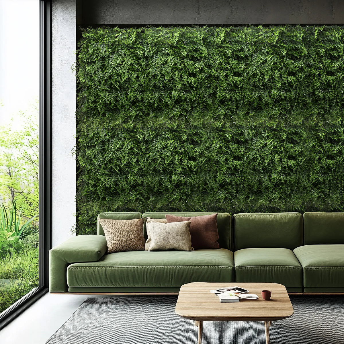 Grön växtmatta LEAFLUXE 2 som vertikal grönska på en vägg bakom en soffa från hjh LIVING