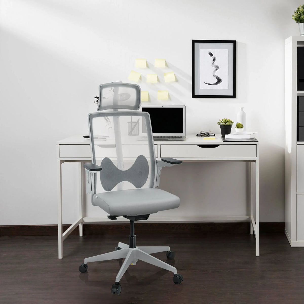 Grå Professionell kontorsstol ARCEO W med nätryggstöd och nackstöd framför ett skrivbord från hjh OFFICE