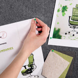 Mörkgrå yta på Skärmvägg FLEXMIUT med fastsatta materialprover och skisser från hjh OFFICE