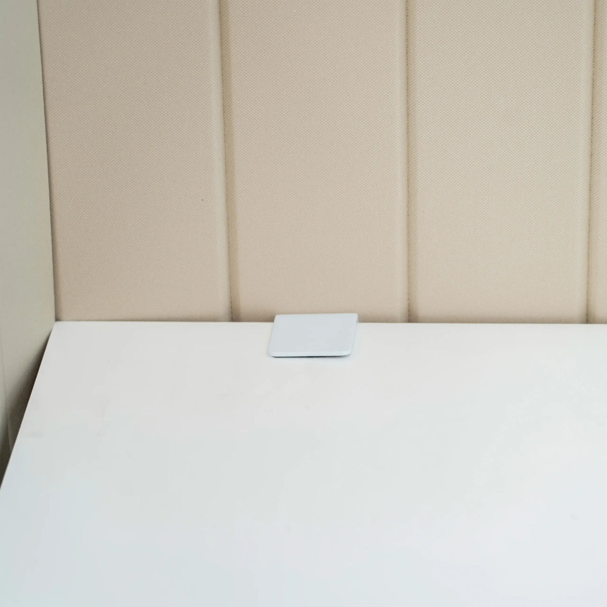 Vitt fäste för att montera bordsskärmväggen FLEXMIUT ROLL på en vit bordsskiva från hjh OFFICE