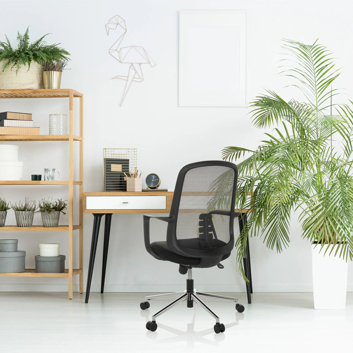 Svart Home Office kontorsstol SEDIOLO B med nätryggstöd och armstöd från hjh OFFICE