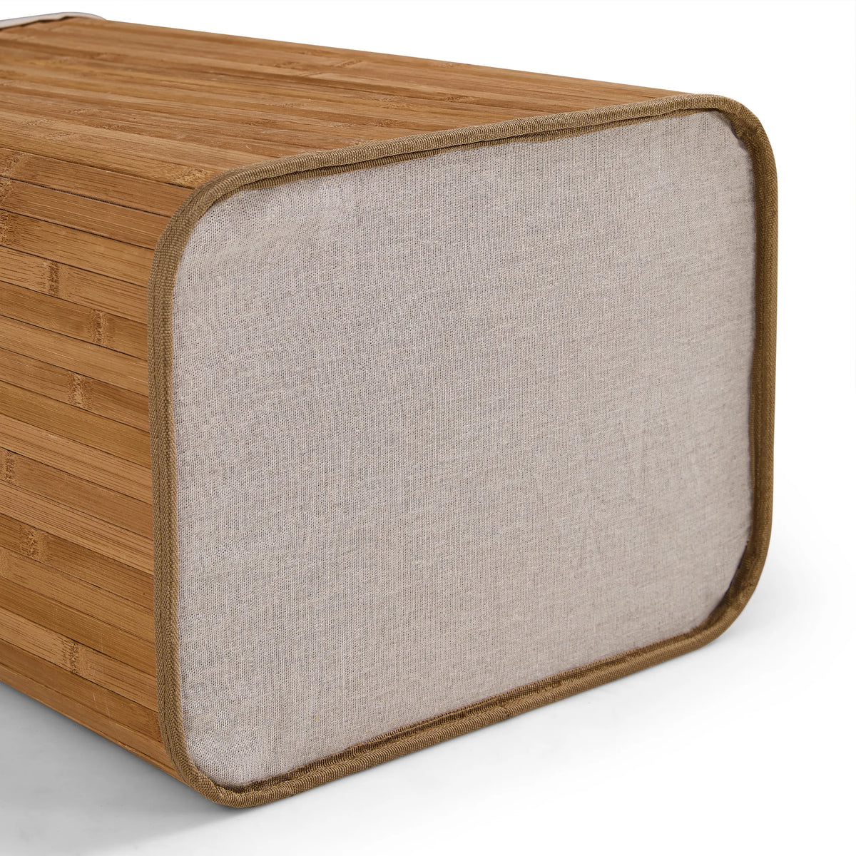 Beige tygbotten med brun kant av Falster 72 tvättkorg från hjh LIVING