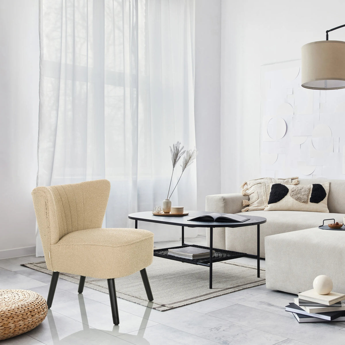 Beige Loungefåtölj MANISO med svarta ben i ett modernt inrett rum från hjh LIVING