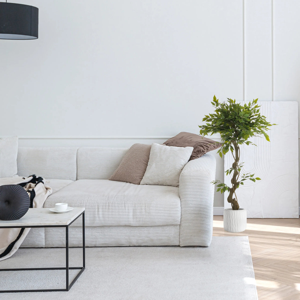 Grön konstgjorda växter FICUS I i en vit kruka bredvid en soffa från hjh OFFICE