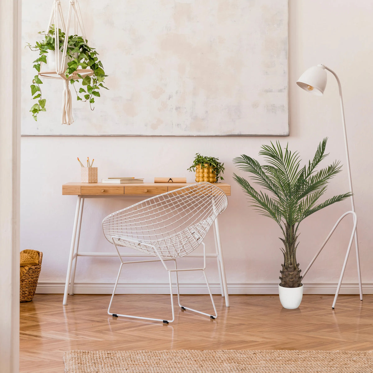 Grön Konstgjorda växter DRACAENA i en vit kruka bredvid ett skrivbord från hjh OFFICE