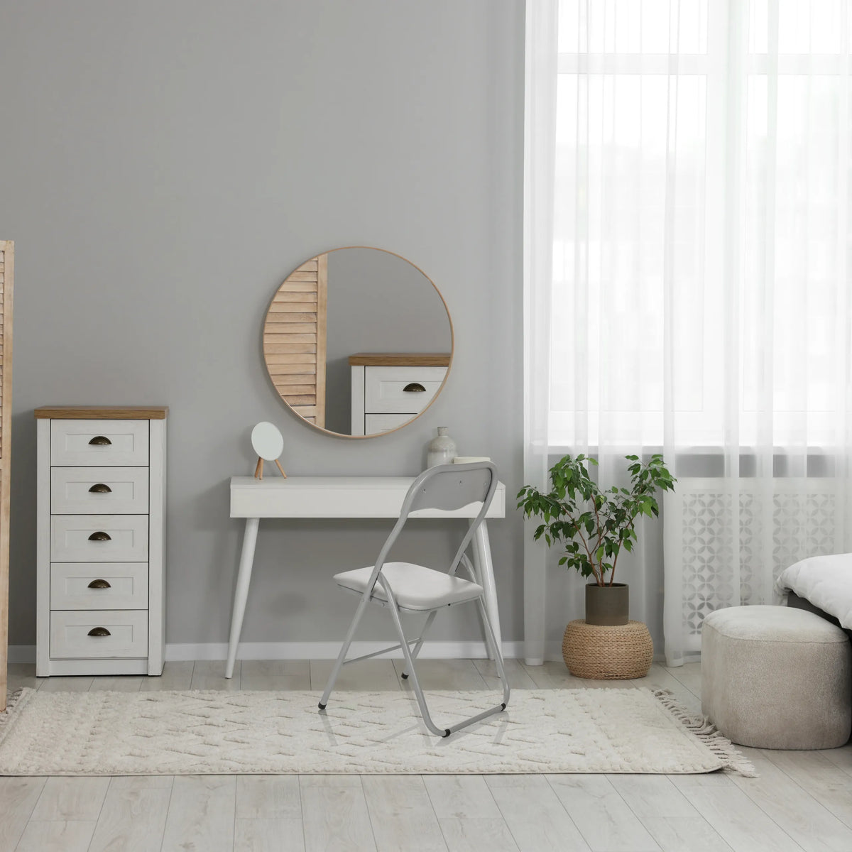 Grå hopfällbar stol TUDELA BASIC i PVC i ett ljust rum med ett vitt sminkbord från hjh OFFICE