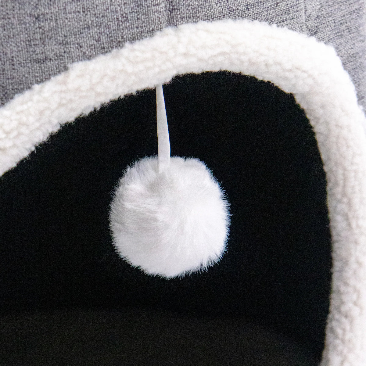 Vit lekboll i ett snöre inuti PAWY R kattgrotta från hjh LIVING