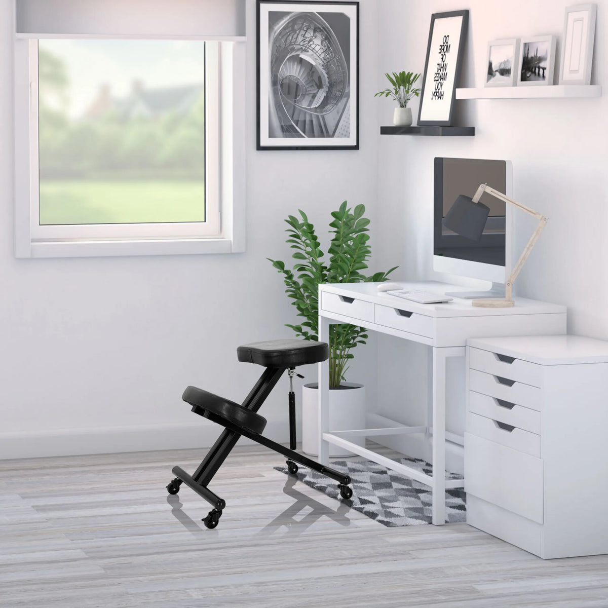 Svart ORTHONI knäpall med hjul i ett ljust kontor framför ett vitt skrivbord från hjh OFFICE
