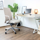 Professionell kontorsstol BESSONA i beige med armstöd och hjul framför ett vitt skrivbord från hjh OFFICE