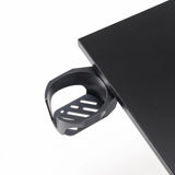 Svart mugghållare på kanten av Stand K ståskrivbord från hjh OFFICE