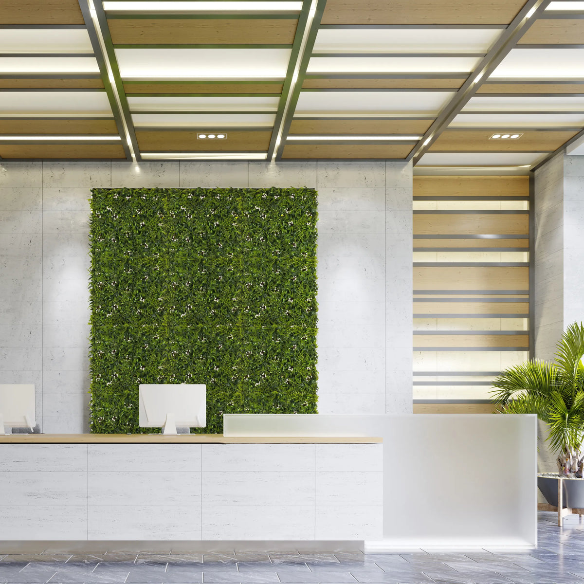 Grön växtmatta MORE GREEN I som vertikal grönska på en ljus betongvägg i en reception från hjh OFFICE